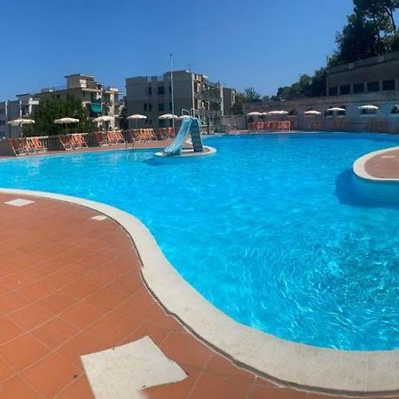 Hotel Paco Пиетра Лигуре Екстериор снимка