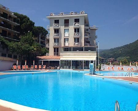Hotel Paco Пиетра Лигуре Екстериор снимка