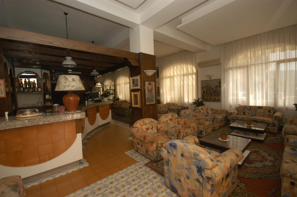 Hotel Paco Пиетра Лигуре Екстериор снимка