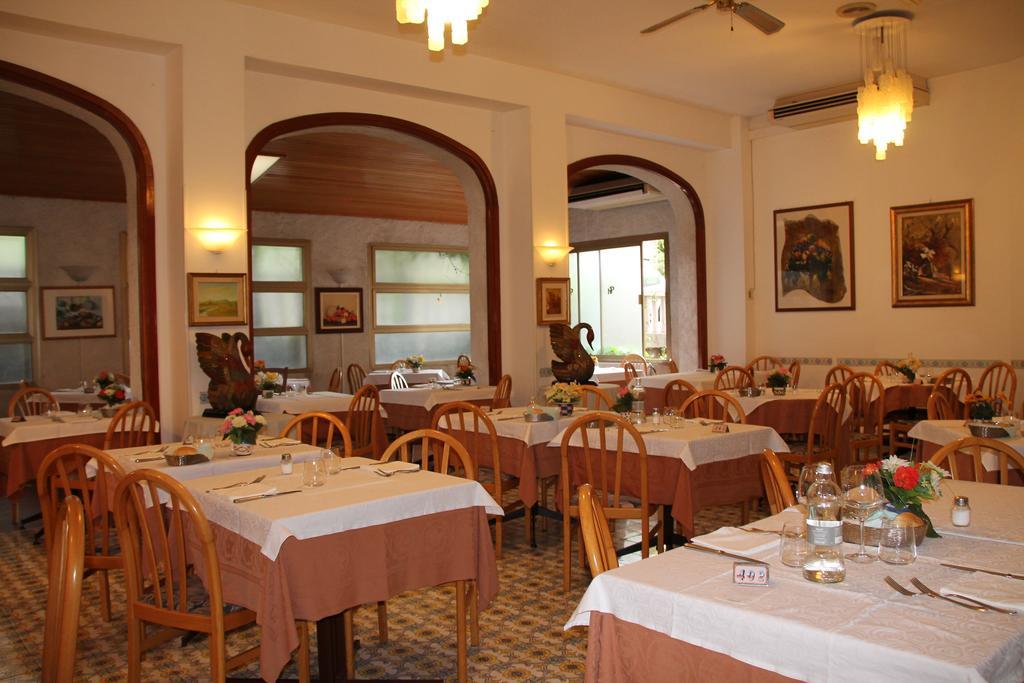 Hotel Paco Пиетра Лигуре Екстериор снимка
