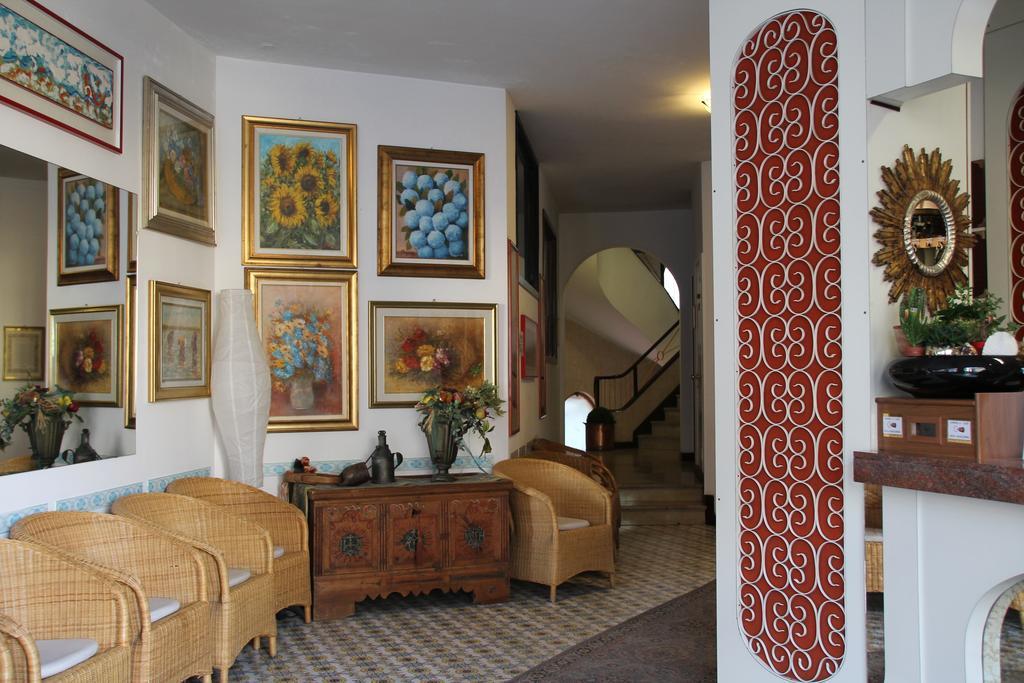 Hotel Paco Пиетра Лигуре Екстериор снимка