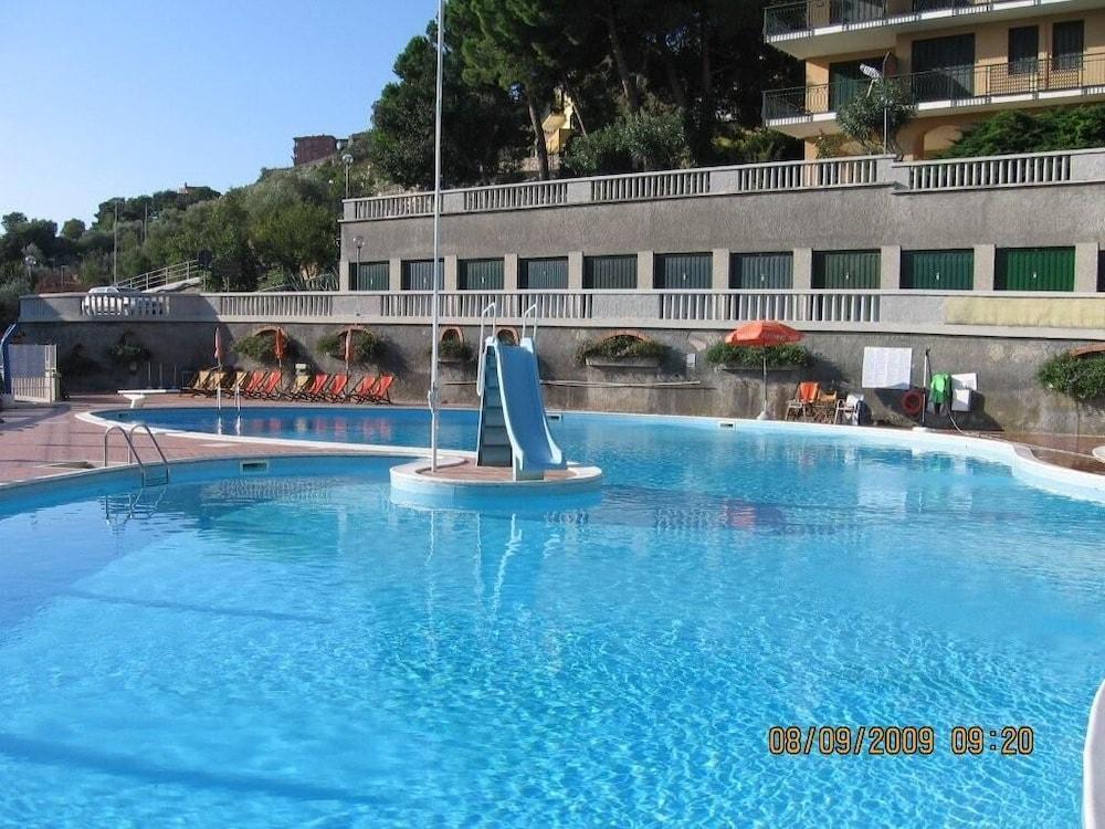 Hotel Paco Пиетра Лигуре Екстериор снимка