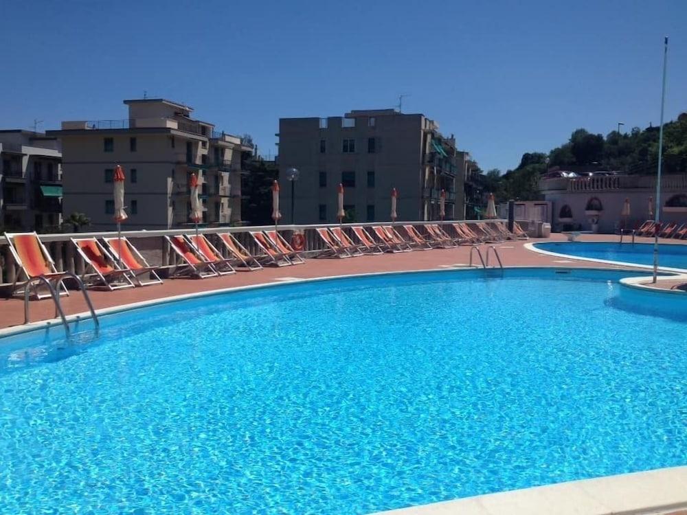 Hotel Paco Пиетра Лигуре Екстериор снимка