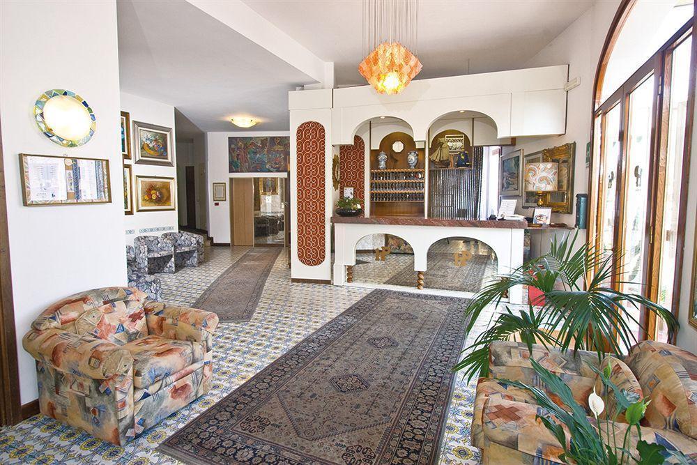 Hotel Paco Пиетра Лигуре Екстериор снимка