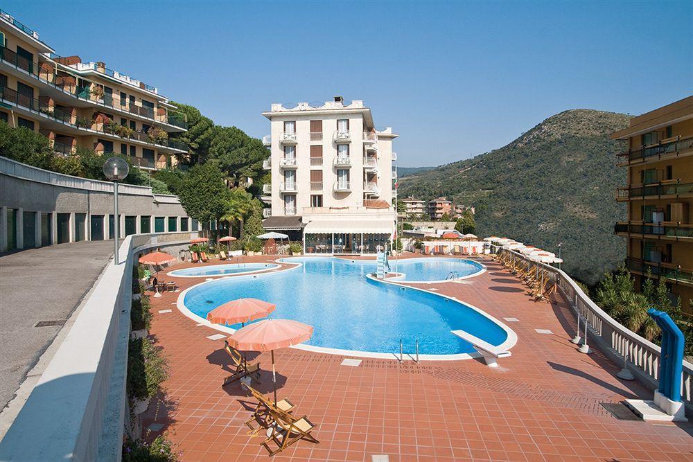 Hotel Paco Пиетра Лигуре Екстериор снимка