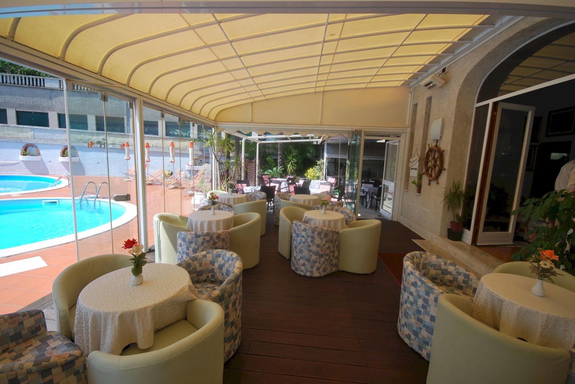 Hotel Paco Пиетра Лигуре Екстериор снимка