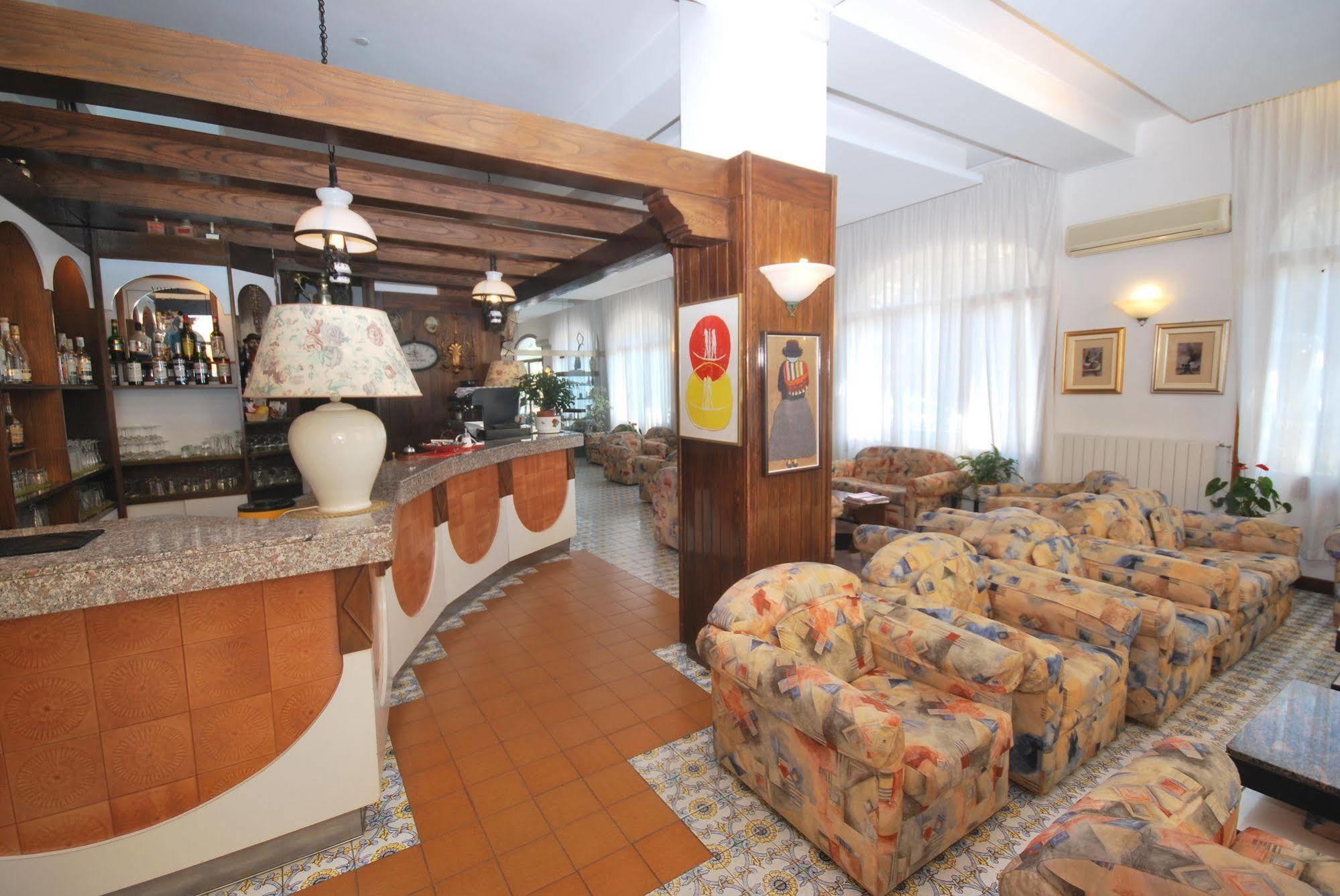 Hotel Paco Пиетра Лигуре Екстериор снимка