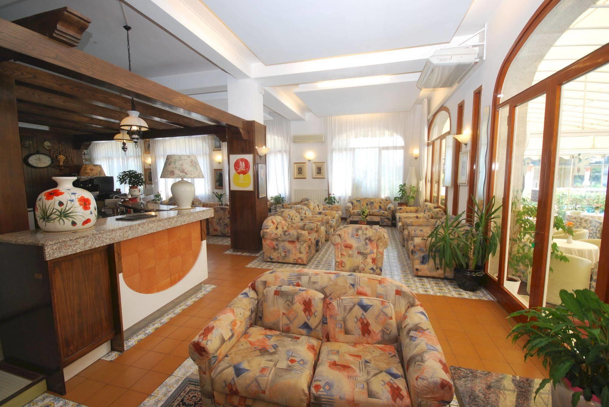 Hotel Paco Пиетра Лигуре Екстериор снимка