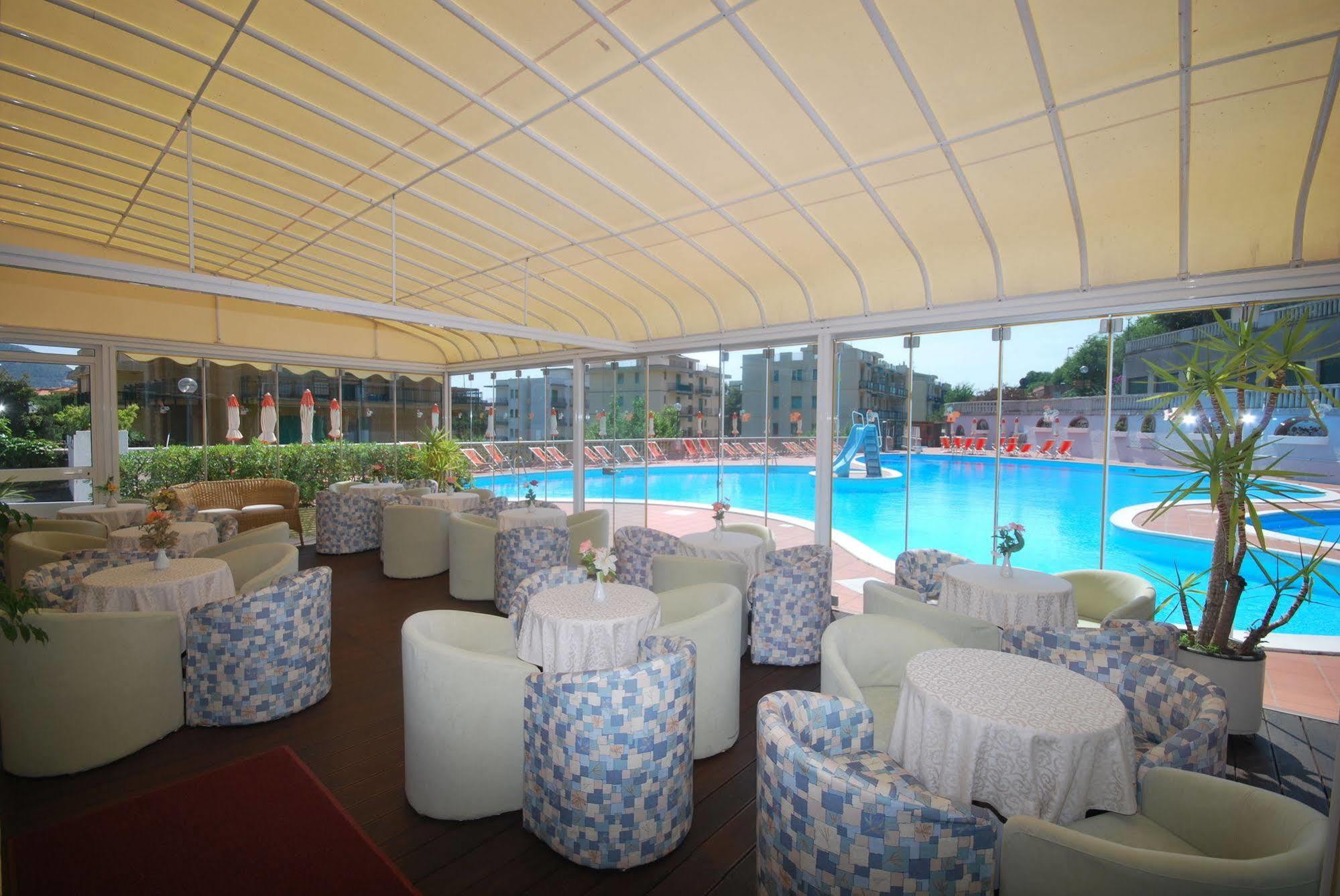 Hotel Paco Пиетра Лигуре Екстериор снимка